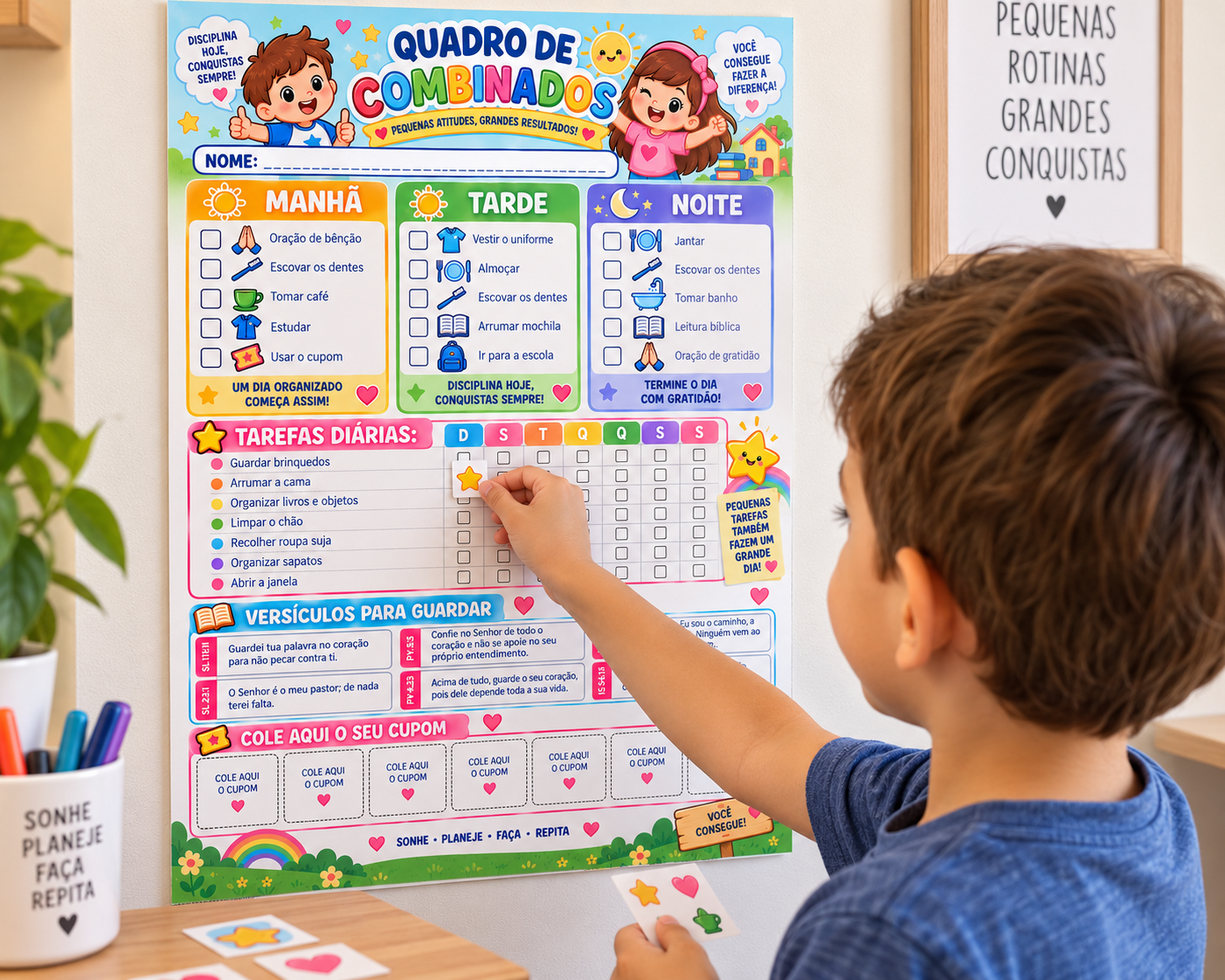 Criança interagindo com o Quadro de Combinados na rotina diária